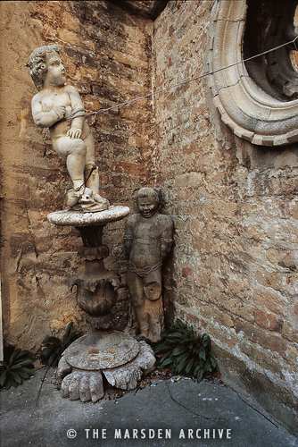 Statues, Palazzo Van Axel, Venice, Italy (MA-VE-125)